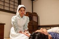 必死にシマケン（佐野晶哉）の看護をするりん（見上愛）