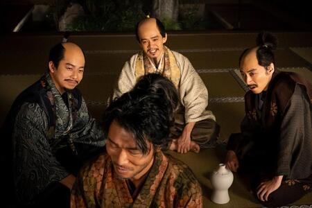 正勝（高橋努）を囲む秀長（仲野太賀）、秀吉（池松壮亮）、前野長康（渋谷謙人）