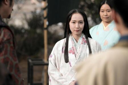 城主夫人らしく綺麗になった慶（吉岡里帆）