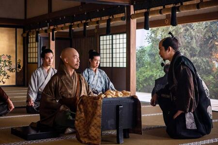 寺社勢力と交渉する秀長（仲野太賀）