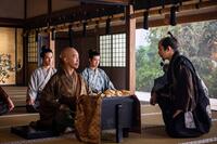 寺社勢力と交渉する秀長（仲野太賀）