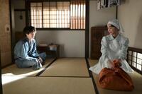 シマケン（佐野晶哉）のもとに出向いたりん（見上愛）