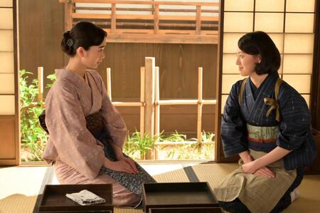 りん（見上愛・左）と向き合う直美（上坂樹里）