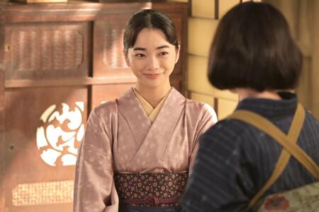 直美に微笑むりん（見上愛）