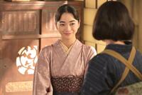 直美に微笑むりん（見上愛）