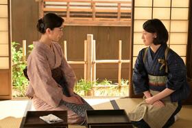 りん（見上愛・左）と向き合う直美（上坂樹里）