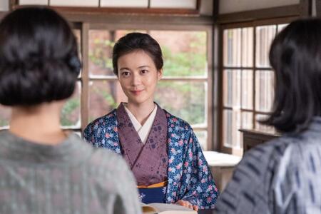 出版祝いにりんと直美のもとを訪れた多江（生田絵梨花）