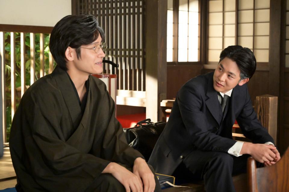 虎太郎（小林虎之介・右）と話すシマケン（佐野晶哉）