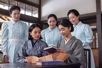 りんが執筆した看護の実用書が発売に！前列左から、直美（上坂樹里）、りん、後列左から、ツヤ（東野絢香）、セツ（村上穂乃佳）