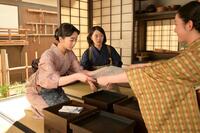 娘・環（瀧七海・右）が描いたものを受け取るりん（見上愛・左）、直美（上坂樹里）