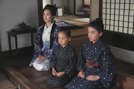 父・清治に家族はピリピリ。左から、珠の継母・リョウ（国仲涼子）、弟・守、珠（村上蘭）