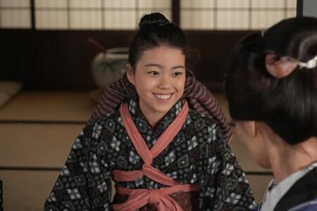四人きょうだいの姉の珠（村上蘭）は一番下の子をおぶって…