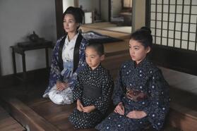 父・清治に家族はピリピリ。左から、珠の継母・リョウ（国仲涼子）、弟・守、珠（村上蘭）