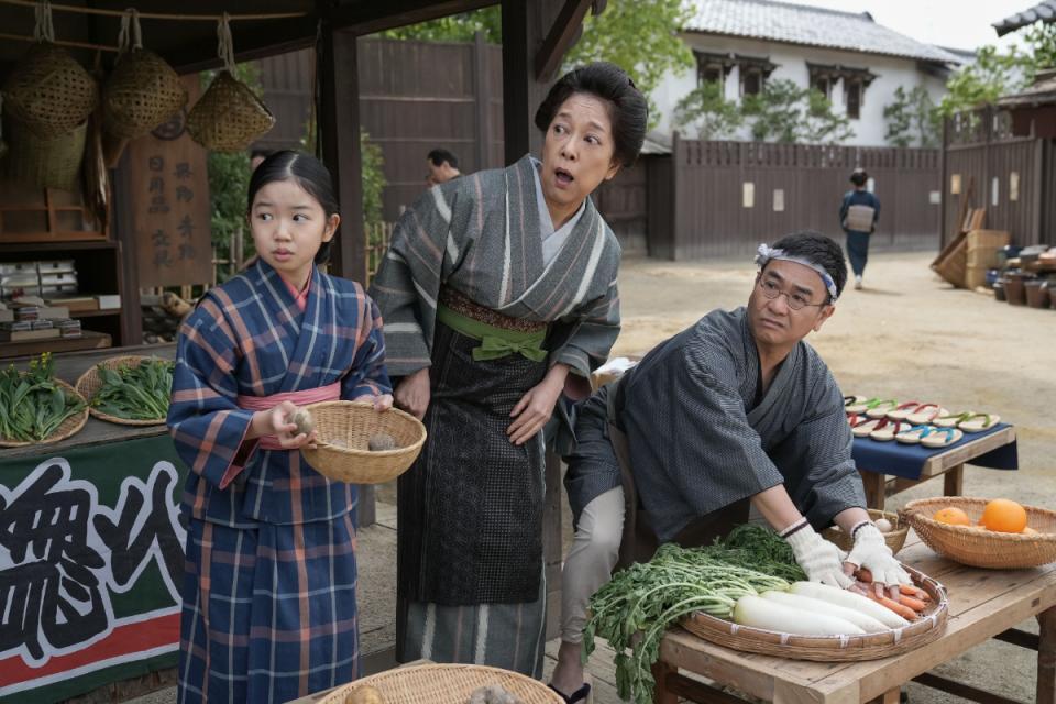地元商店「岩田屋」を営む幸三（八嶋智人）と妻・カツ（楠見薫）たち