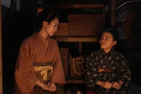 珠（村上蘭）が閉じ込められた蔵に、夫に内緒で様子を見に来てくれた継母・リョウ（国仲涼子）