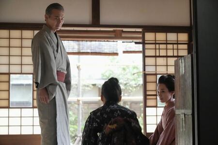 珠はしつけに厳しい父に叱責されて蔵へ…。左から、父・清治（渡部篤郎）、珠（村上蘭）、継母・リョウ（国仲涼子）