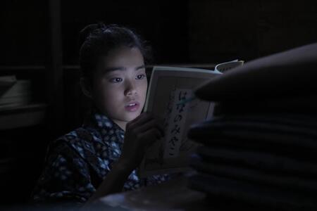 蔵の中で読書に夢中になる珠（村上蘭）