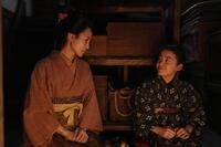 珠（村上蘭）が閉じ込められた蔵に、夫に内緒で様子を見に来てくれた継母・リョウ（国仲涼子）