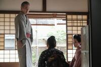 珠はしつけに厳しい父に叱責されて蔵へ…。左から、父・清治（渡部篤郎）、珠（村上蘭）、継母・リョウ（国仲涼子）