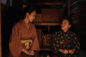 珠（村上蘭）が閉じ込められた蔵に、夫に内緒で様子を見に来てくれた継母・リョウ（国仲涼子）