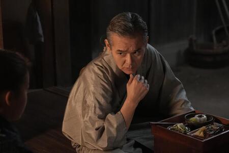 珠をじっとり見つめる父・清治（渡部篤郎）