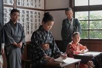 珠は父の目前で父についての作文を読む羽目に…。左から、梅の父・幸三（八嶋智人）、珠（村上蘭）、珠の父・清治（渡部篤郎）
