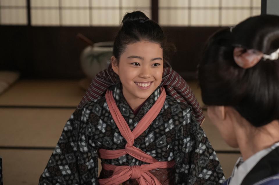 四人きょうだいの姉の珠（村上蘭）は一番下の子をおぶって…