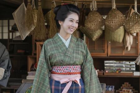 珠の幼なじみ、梅（松本穂香）