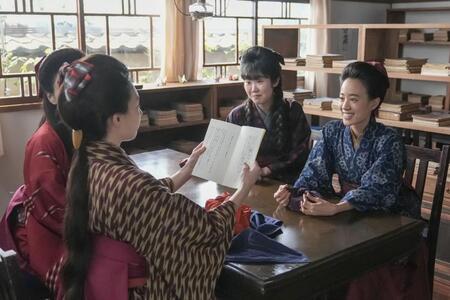 珠は同級生と本に囲まれてお弁当の時間を。左から、忍（木竜麻生）、タエ（中井千聖）、珠（石橋静河）