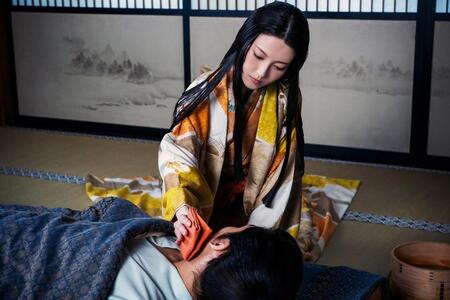 看病する寧々（浜辺美波）