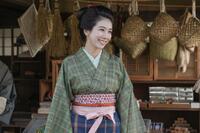 珠の幼なじみ、梅（松本穂香）