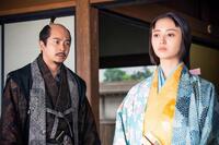 茶々（井上和）と秀長（仲野太賀）