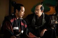数正（迫田孝也）と密談する秀長（仲野太賀）
