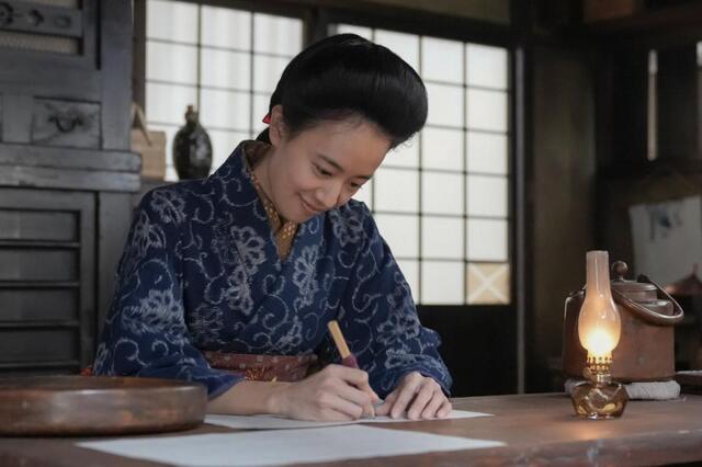 楽しそうな表情を浮かべ、書き物をする珠（石橋静河）