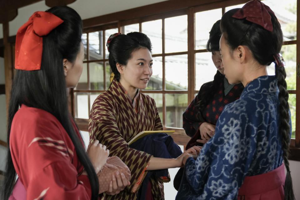 同級生の忍（木竜麻生・中央）は、珠（石橋静河・右）たちに同人誌の提案をする