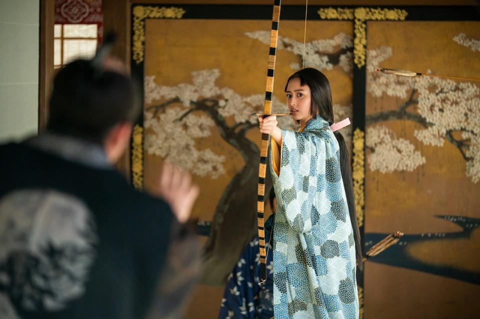 弓を構え狙う茶々（井上和）
