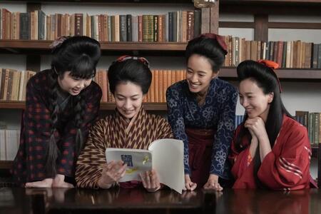 完成した同人誌「黎明」に珠たちは喜びもひとしお。左から、タエ（中井千聖）、忍（木竜麻生）、珠（石橋静河）、稲子（華優希）