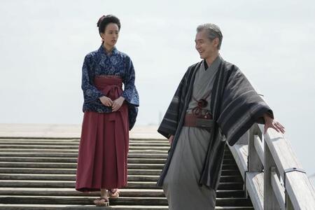 父・清治（渡部篤郎）と話す珠（石橋静河）