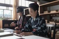 仲間と原稿に向かう珠。左から、タエ（中井千聖）、珠（石橋静河）