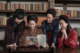 完成した同人誌「黎明」に珠たちは喜びもひとしお。左から、タエ（中井千聖）、忍（木竜麻生）、珠（石橋静河）、稲子（華優希）