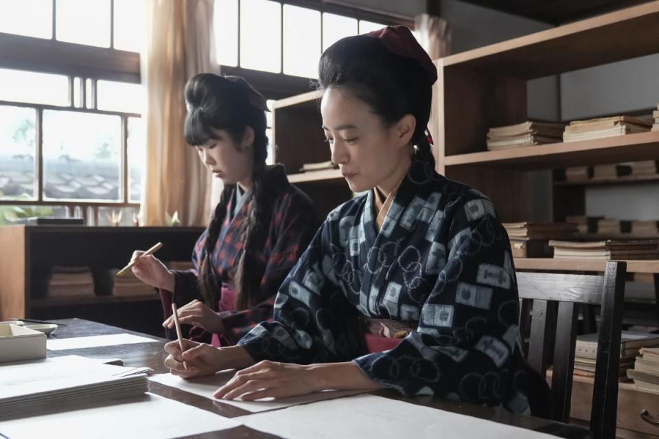 仲間と原稿に向かう珠。左から、タエ（中井千聖）、珠（石橋静河）