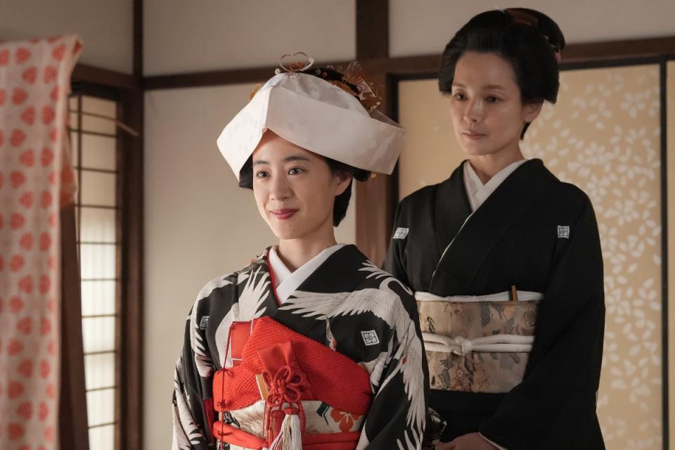 父・清治の決めた縁談を、珠は受け入れるのだが。左から、珠（石橋静河）、継母・リョウ（国仲涼子）