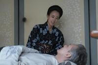 病床に伏せる父・清治（渡部篤郎）に声をかける珠（石橋静河）