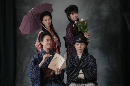 同人誌を作ったメンバーで撮影！前列左から、珠（石橋静河）、忍（木竜麻生）、後列左から、稲子（華優希）、タエ（中井千聖）