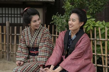 幼なじみの梅（松本穂香・左）と、珠（石橋静河）