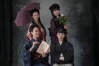 同人誌を作ったメンバーで撮影！前列左から、珠（石橋静河）、忍（木竜麻生）、後列左から、稲子（華優希）、タエ（中井千聖）