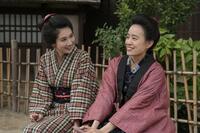 幼なじみの梅（松本穂香・左）と、珠（石橋静河）