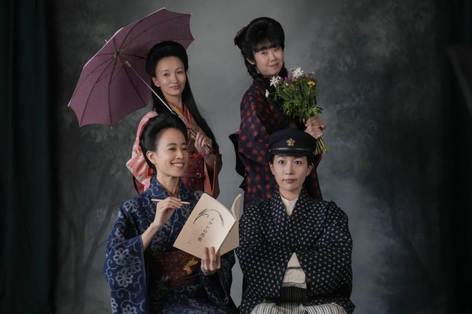 同人誌を作ったメンバーで撮影！前列左から、珠（石橋静河）、忍（木竜麻生）、後列左から、稲子（華優希）、タエ（中井千聖）