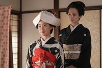 父・清治の決めた縁談を、珠は断れずに…。左から、珠（石橋静河）、継母・リョウ（国仲涼子）