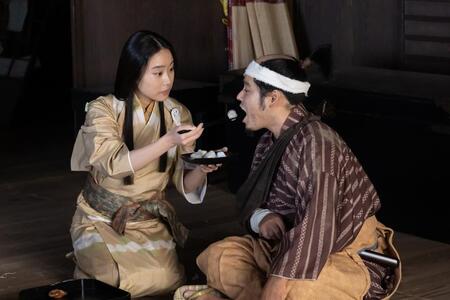 負傷した夫・副田吉成（前原瑞樹）にア～ン、食べさせるあさひ（倉沢杏菜）